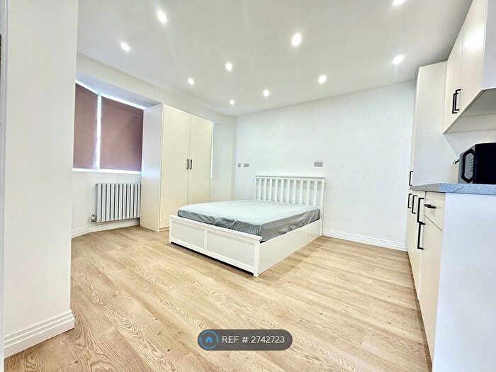 Studio To Rent In Beaulieu Drive, Pinner, HA5