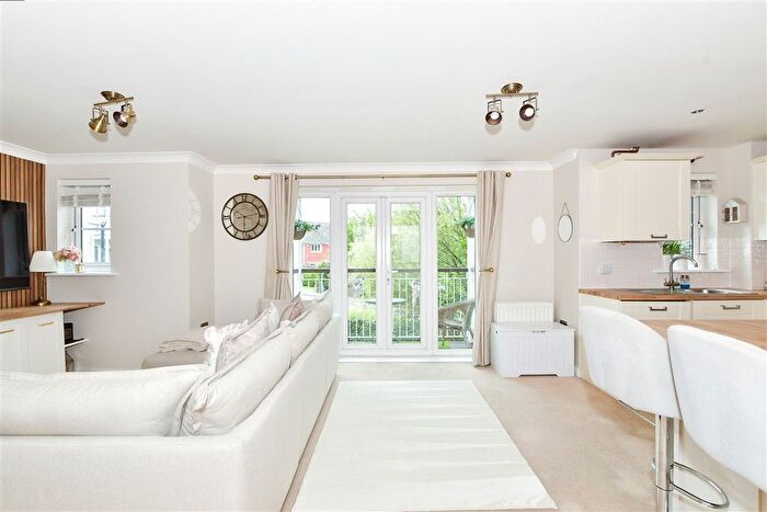 2 Bedroom Flat For Sale In Ingram Close, Larkfield, Aylesford, Kent, ME20