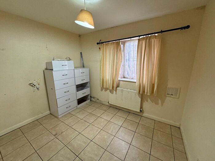 3 Bedroom Flat To Rent In Wightman Road, London, N8