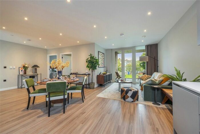 3 Bedroom Flat For Sale In Park North, Stamford Road, N15