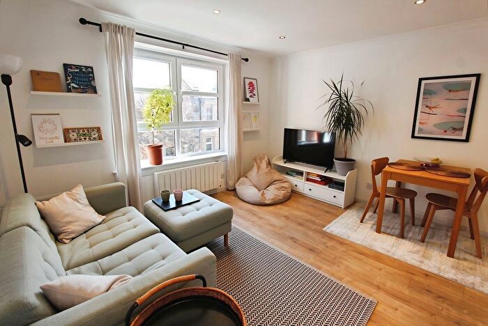 2 Bedroom Flat To Rent In Elbe Street, Edinburgh, EH6