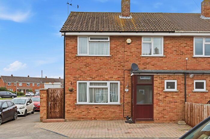 3 Bedroom Semi-Detached House For Sale In Woodmer Close, Shillington, SG5