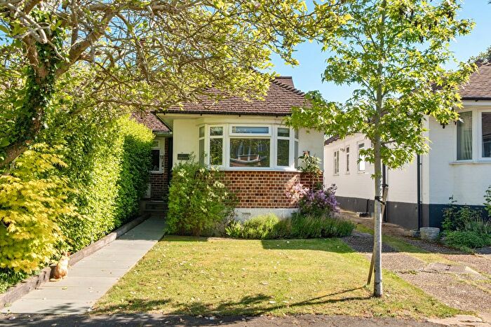 5 Bedroom Semi Detached House For Sale In Elm Close, Horsell, Woking, GU21