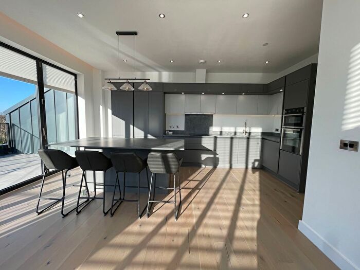 3 Bedroom Flat To Rent In Streetsbrook Road, Broadoaks, B91