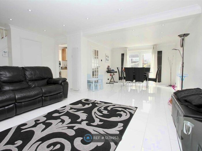 4 Bedroom Detached House To Rent In Howletts Lane, Ruislip HA4