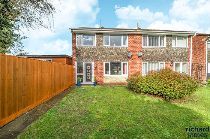 3 Bedroom Semi-Detached House For Sale In Kennet Avenue, Swindon, SN25