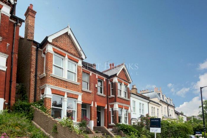 2 Bedroom Apartment To Rent In Belvoir Road, London, SE22