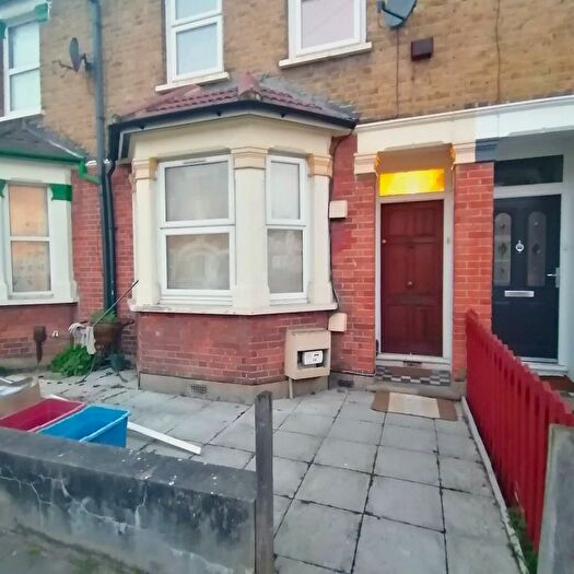 5 Bedroom Terraced House To Rent In Standard Road, Hounslow, TW4