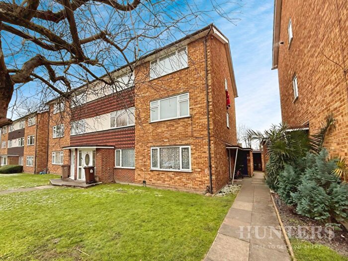 2 Bedroom Maisonette For Sale In Millside, Carshalton, Surrey, SM5