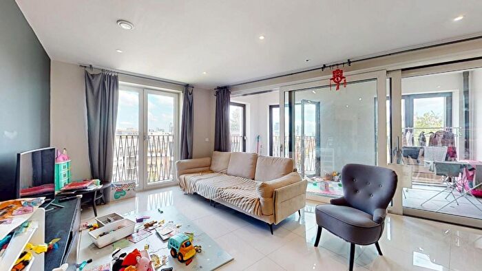 3 Bedroom Flat To Rent In St. Georges Circus, London, SE1