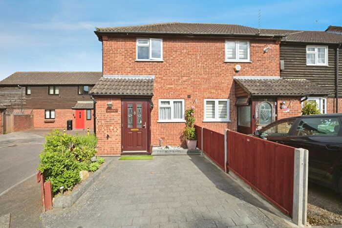 2 Bedroom End Of Terrace House For Sale In Niagara Close, Cheshunt, Waltham Cross, EN8