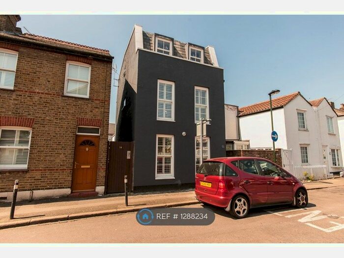 4 Bedroom Detached House To Rent In May Road, Twickenham TW2