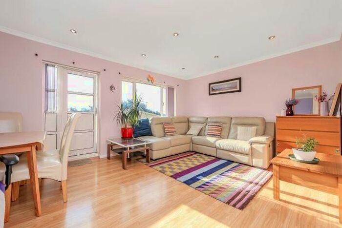3 Bedroom Property To Rent In Boston Manor Road, Brentford, TW8
