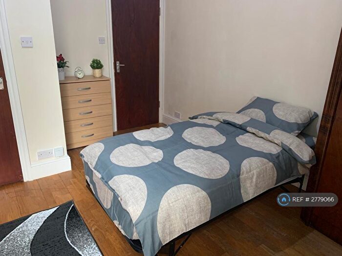 Studio To Rent In Green Lanes, London, N13