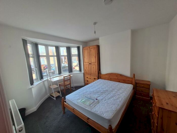 5 Bedroom House To Rent In Southfield Avenue, Northampton, NN4