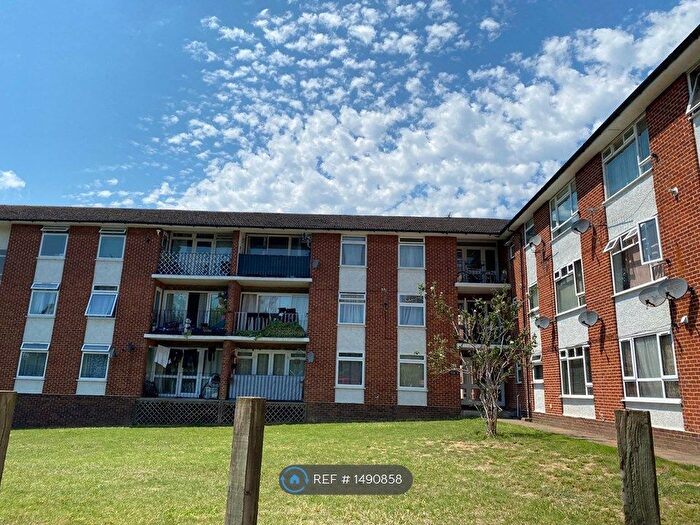 2 Bedroom Flat To Rent In Sandringham Court, Slough, SL1