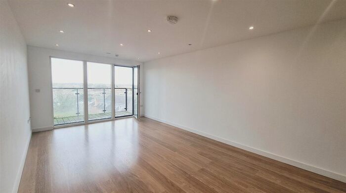 2 Bedroom Flat To Rent In Railway Terrace, Slough, SL2