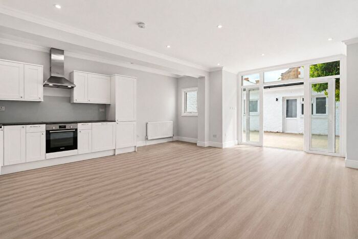 2 Bedroom Flat To Rent In Clapham Common West Side, SW4