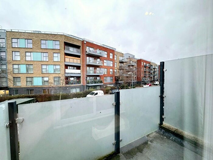 3 Bedroom Flat To Rent In Shakespeare Road, London, SE24