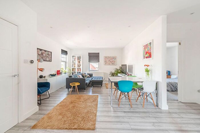 3 Bedroom Flat For Sale In Sparrows Herne, Bushey, WD23