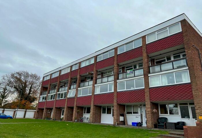 2 Bedroom Flat To Rent In Edgewood Drive, Orpington, Kent, BR6