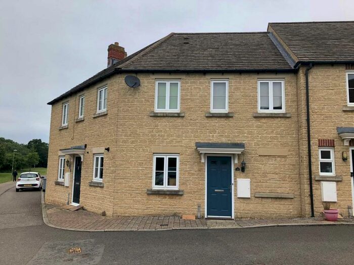 2 Bedroom Maisonette To Rent In Boundary Way, Carterton, OX18