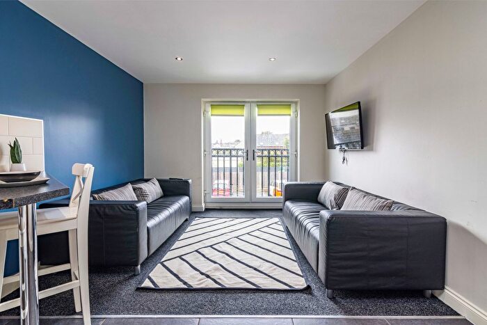 4 Bedroom Flat To Rent In Flat, Lord Tennyson House, Rasen Lane, LN1