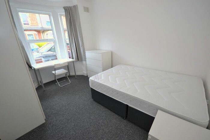 6 Bedroom Terraced House To Rent In Grange Avenue, Reading, RG6