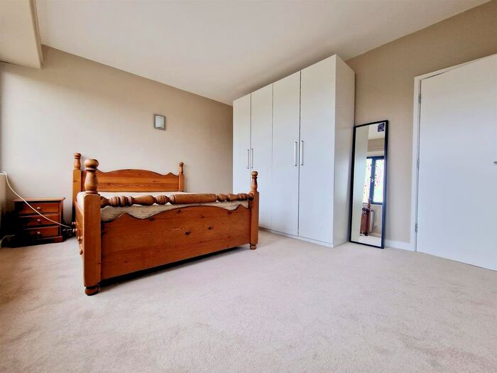 3 Bedroom Flat To Rent In Furmage Street, London, SW18