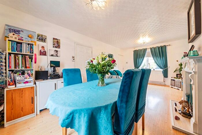 3 Bedroom End Of Terrace House For Sale In Chatsworth Road, Newark, NG24