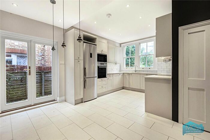 2 Bedroom Apartment To Rent In Sedgemere Avenue, East Finchley, London, N2