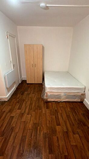 Studio To Rent In North Circular Road, London, NW2