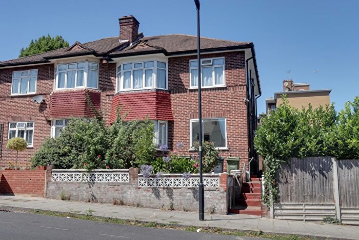 2 Bedroom Maisonette For Sale In Abbots Park, London, SW2