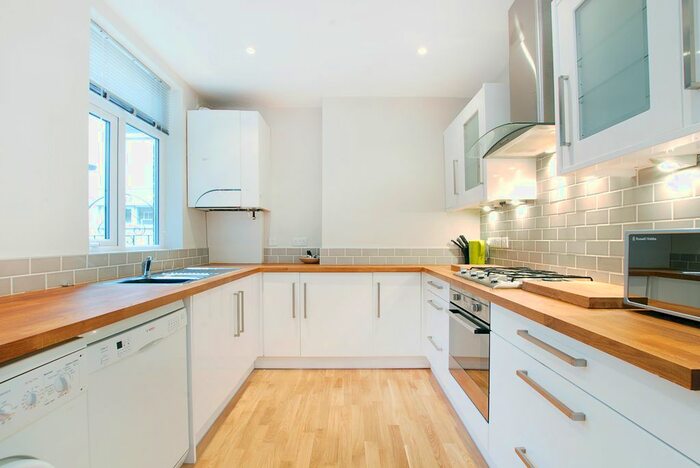 2 Bedroom Flat To Rent In South Park Road, SW19