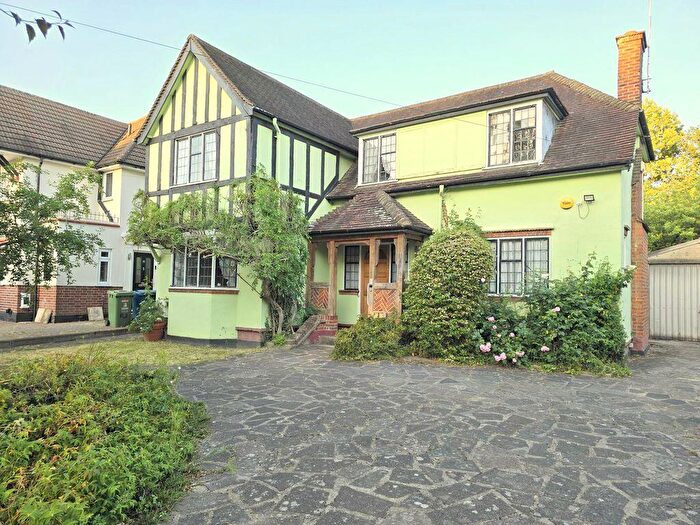 4 Bedroom Detached House For Sale In Hillview Road, Hatch End, HA5