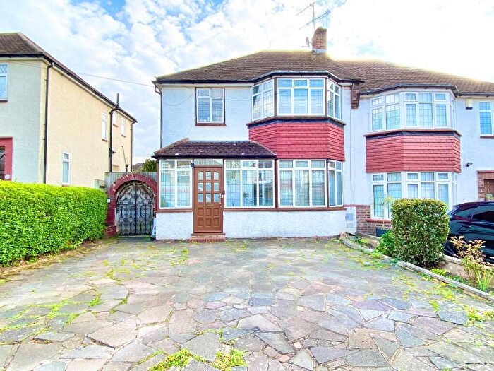 4 Bedroom Semi Detached House For Sale In Linthorpe Road, Cockfosters, EN4