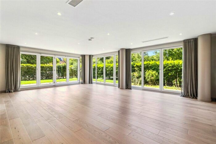 3 Bedroom Apartment To Rent In Halcyon Close, London, SW13