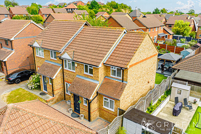 4 Bedroom Semi-Detached House For Sale In Duffield Close, Chafford Hundred, Grays, RM16