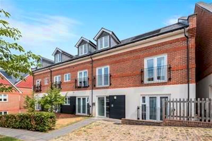 2 Bedroom Flat To Rent In Weatherill Close, Guildford, GU1