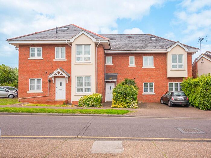 3 Bedroom Flat For Sale In Lansdowne Drive, Rayleigh, SS6