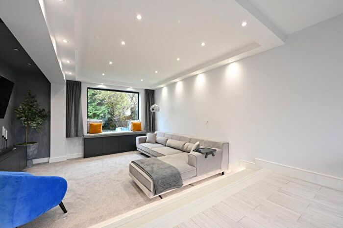 4 Bedroom Detached House To Rent In Waverley Drive, Chertsey, , Chertsey, KT16