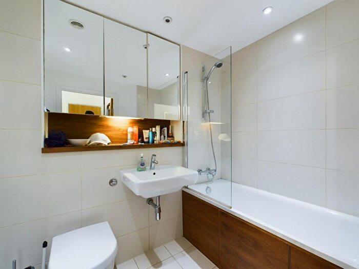 1 Bedroom Flat For Sale In Dock Head Road, Chatham, ME4