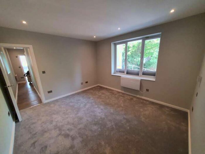 1 Bedroom Flat To Rent In Links Avenue, Morden, SM4