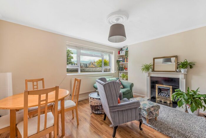 2 Bedroom Flat To Rent In Sheringham Court, Garratt Lane, Earlsfield, SW17