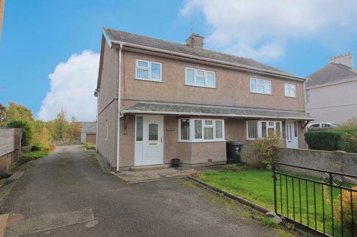 3 Bedroom Semi-Detached House For Sale In Pentrefelin, Amlwch, LL68