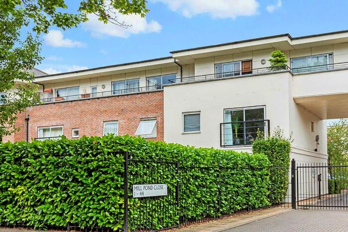 2 Bedroom Flat To Rent In Mill Pond Close, London, SW8