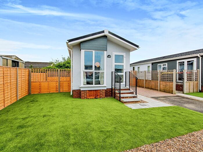 2 Bedroom Mobile/park Home For Sale In Kirkstead Bridge Park, Martin Dales, Woodhall Spa, LN10