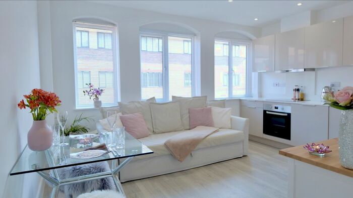 1 Bedroom Flat To Rent In Holmes Park, North Street, Horsham, West Sussex, RH12