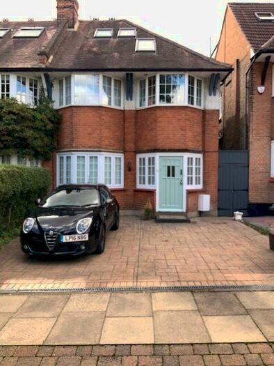 2 Bedroom Flat To Rent In Arundel Gardens, Winchmore Hill, N21