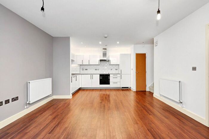 2 Bedroom Flat To Rent In Oxley Square, Mile End, London, E3